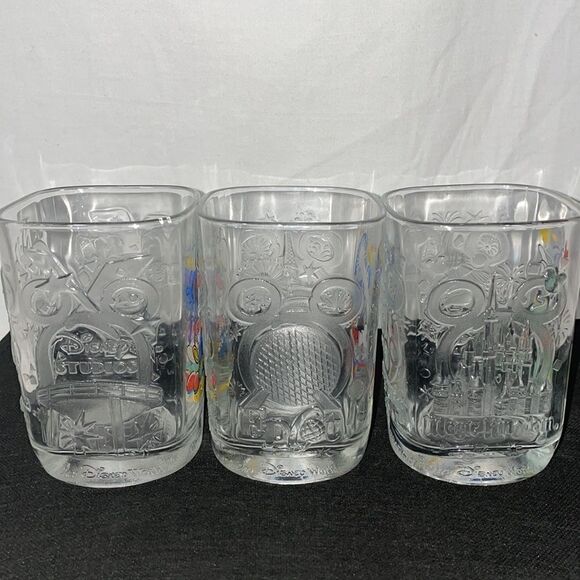 Three 2000 Walt Disney world drinking glasses - Picture 5 of 6